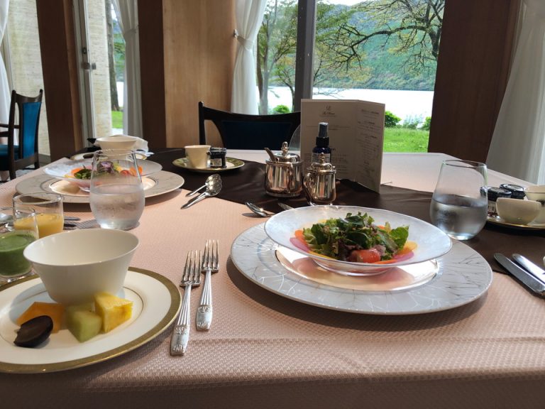 サラダ、ヨーグルト