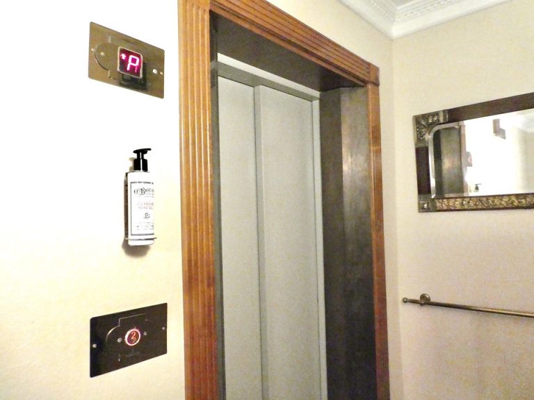 9. エレベーターホール客室階2