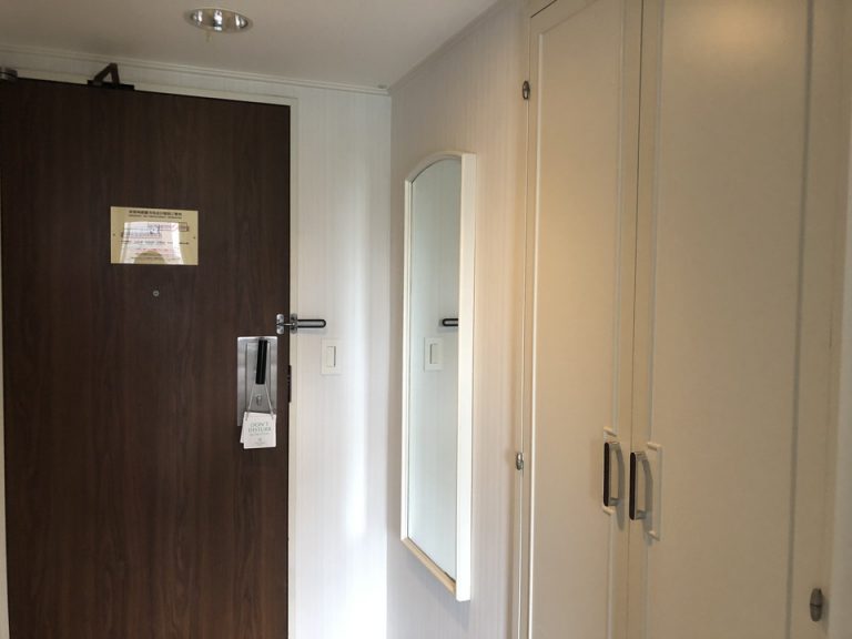 入り口ドア内観