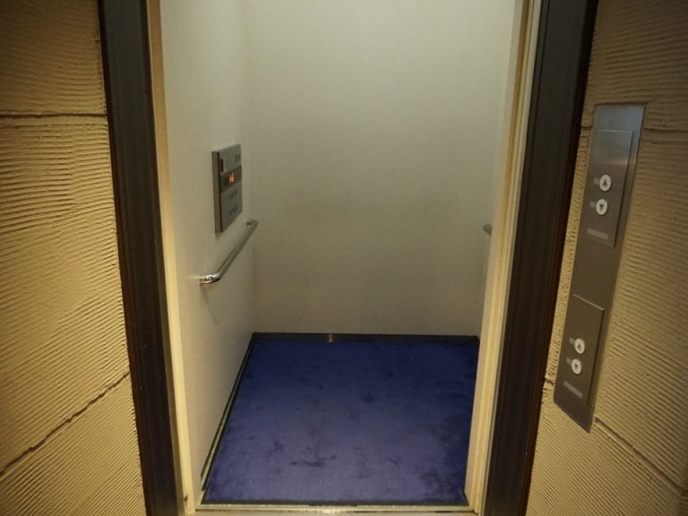エレベーターは2つあります