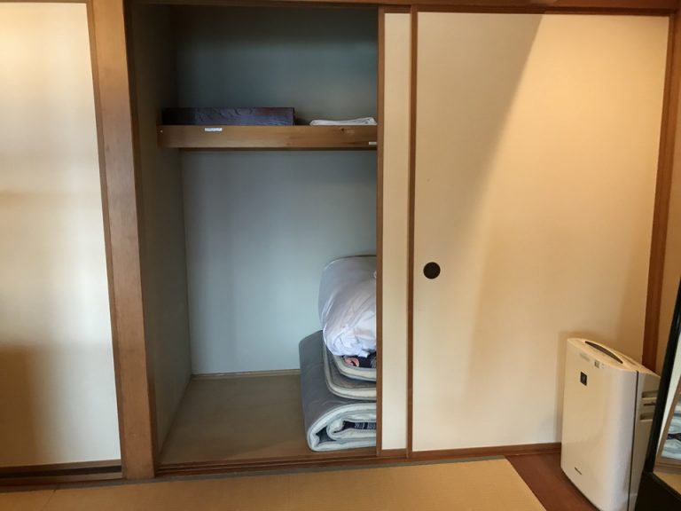 クローゼット外観開けた状態(1)
