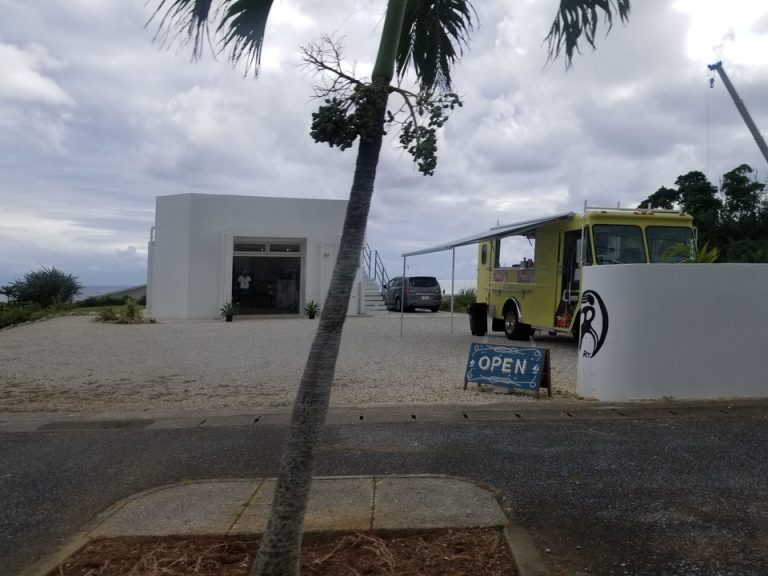 ホテル沿いに時々お店があります