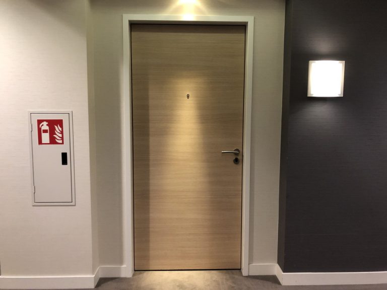 客室入口外観ドア