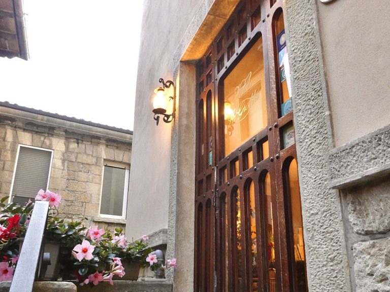 2. エントランス外観1