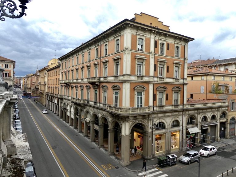 41. 街の様子、観光スポット2:柱の歩道、ポルティコが至る所にあります。