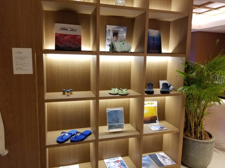 棚にも商品が。