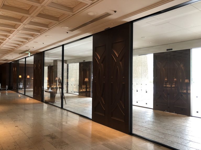 エントランス 中から外