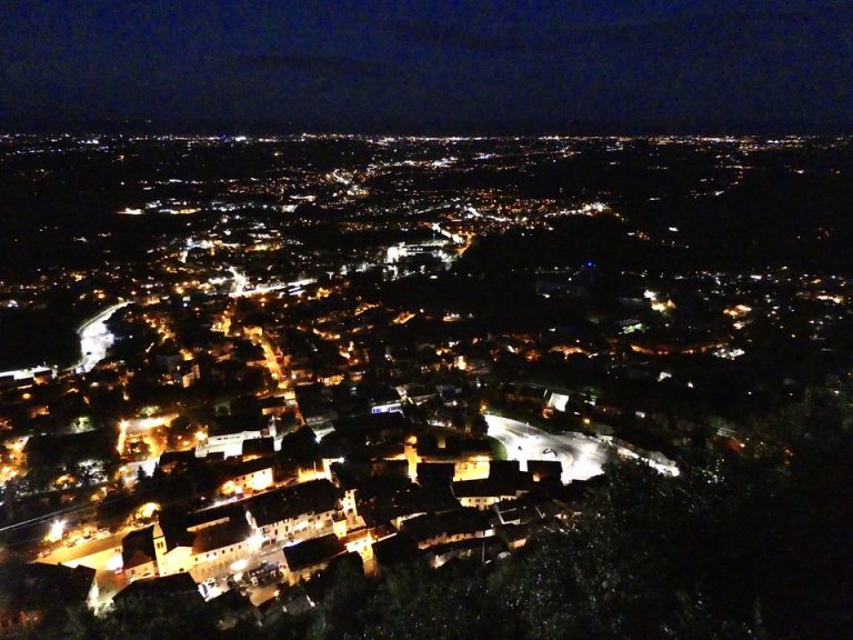 41. 街の様子、観光スポット6:ロープウェイ乗り場も近くにあり、素晴らしい夜景を見ることができます。