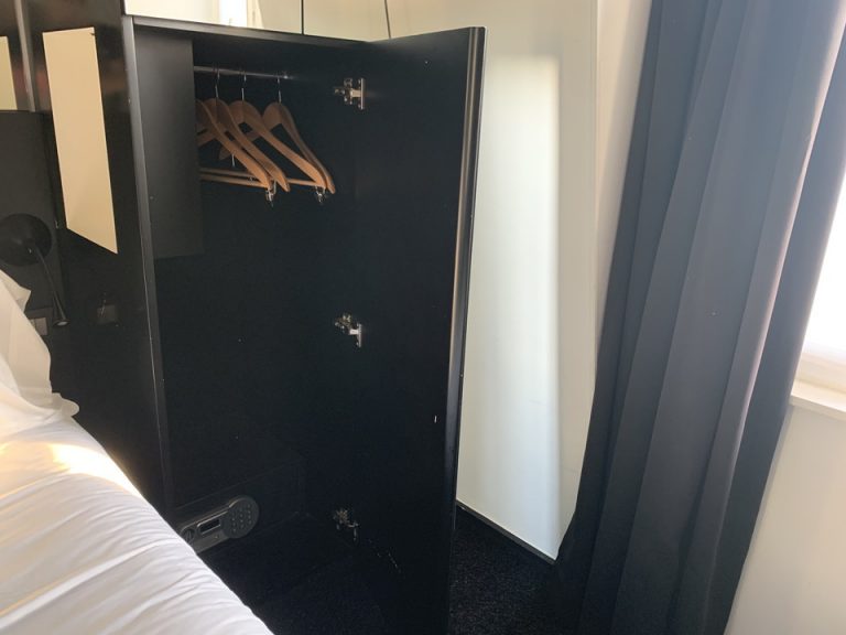 クローゼット外観(開けた状態)