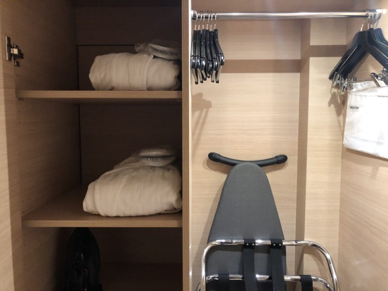 クローゼット外観(開けた状態)