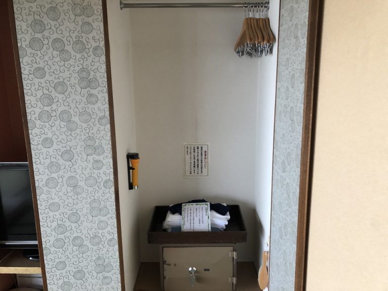 クローゼット外観(開けた状態)