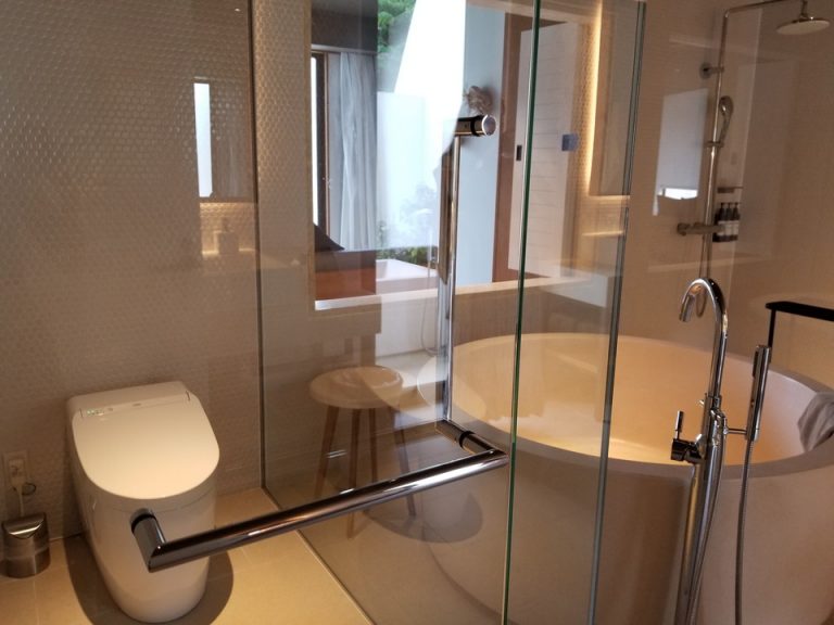 トイレとバスタブ