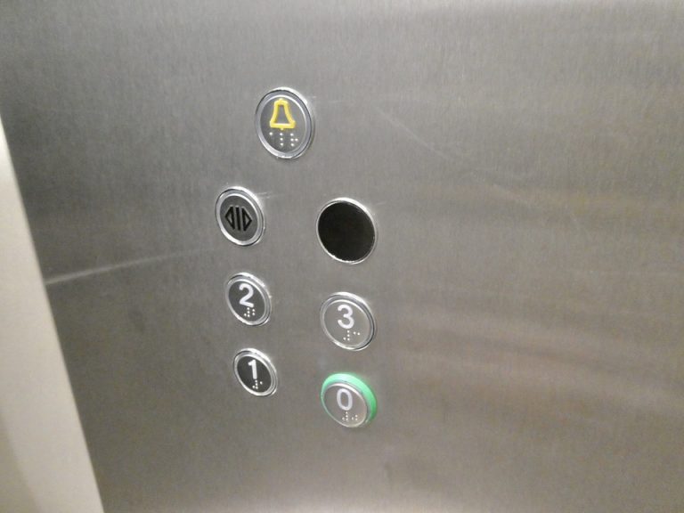 8. エレベーター階数ボタン1