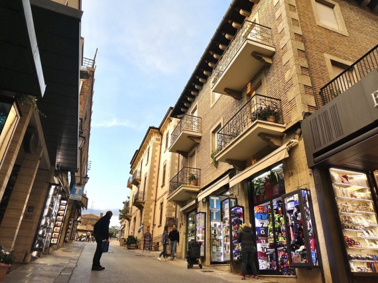 41. 街の様子、観光スポット2:近くにお土産屋やレストランが多くあります。