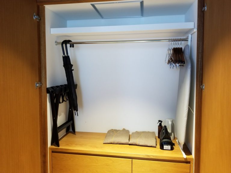 寝室のクローゼットの中