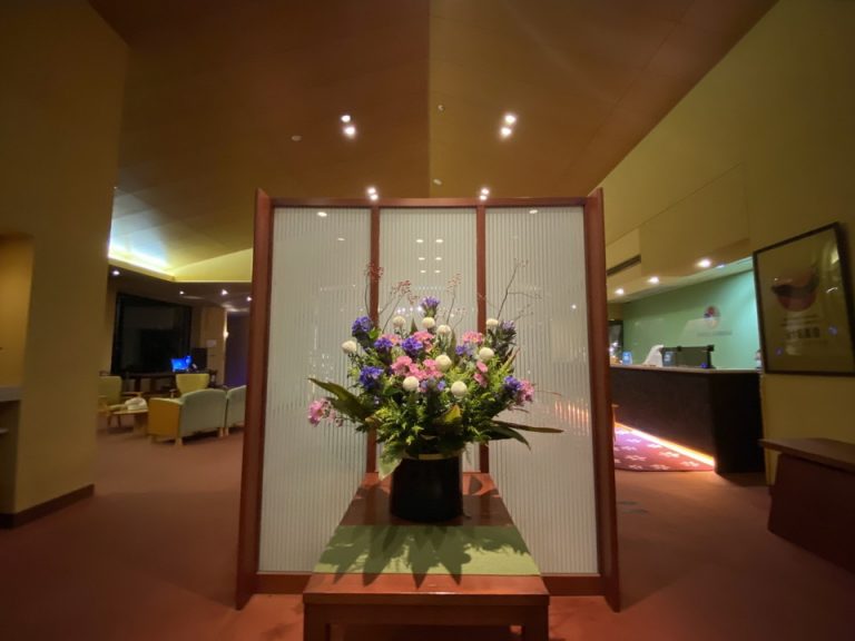 エントランス自動ドアを入ると花が生けてあります