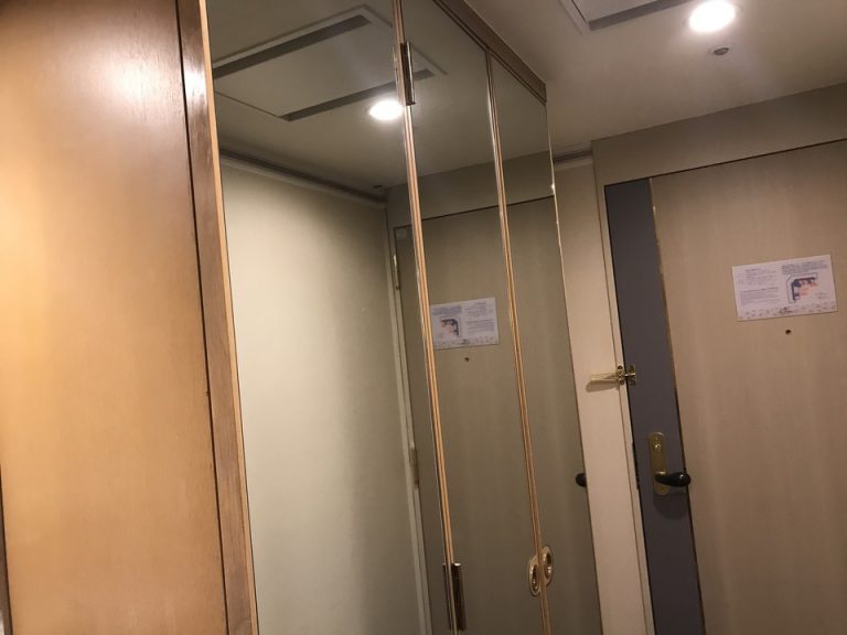 19 クローゼットは鏡ばり