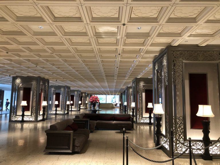 フロントカウンターから「ティーサロン ピカケ」方向