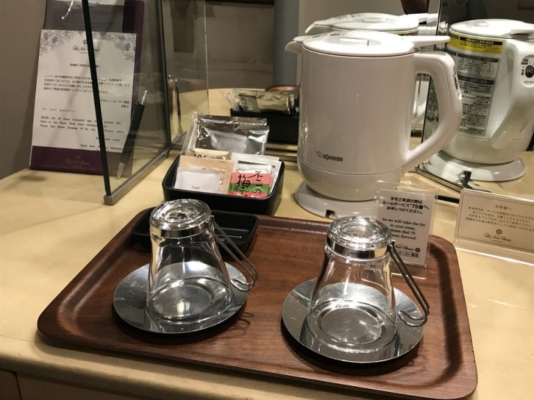 ⑦グラスと飲み物