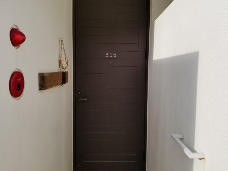 外から見た部屋の入り口