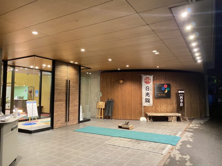 広々としたエントランス、外には消毒用のカウンターが用意されている