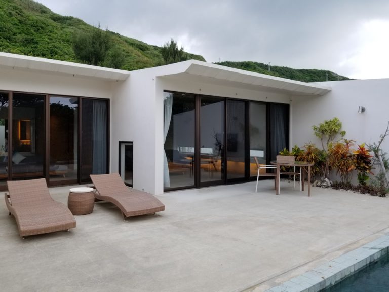 プール側から部屋のアングル