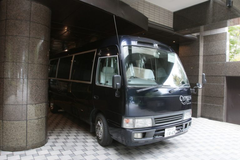 シャトルバス
