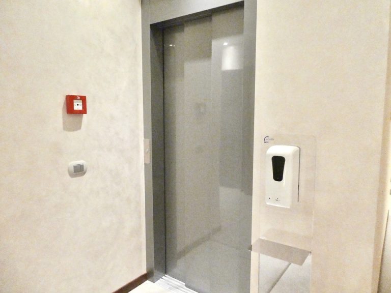 9. エレベーターホール客室階1