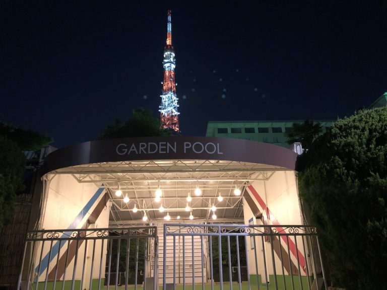 屋外プール入り口と 東京タワー