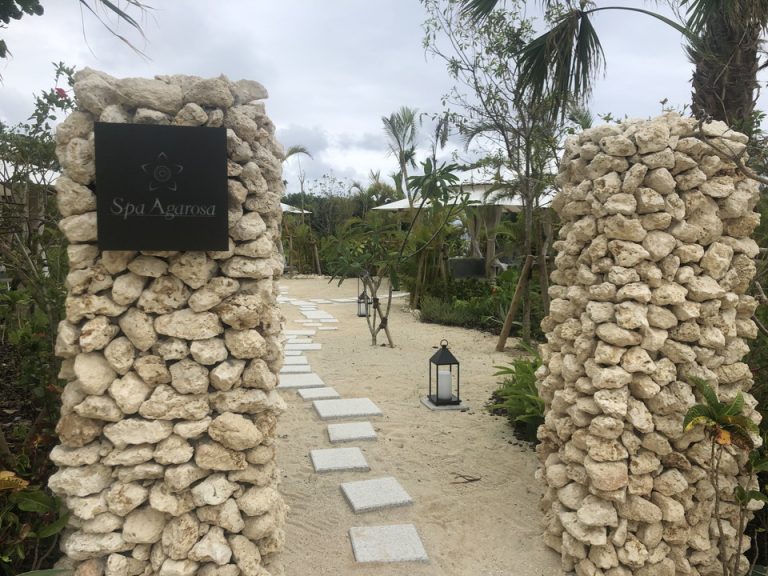 屋外スパ入り口