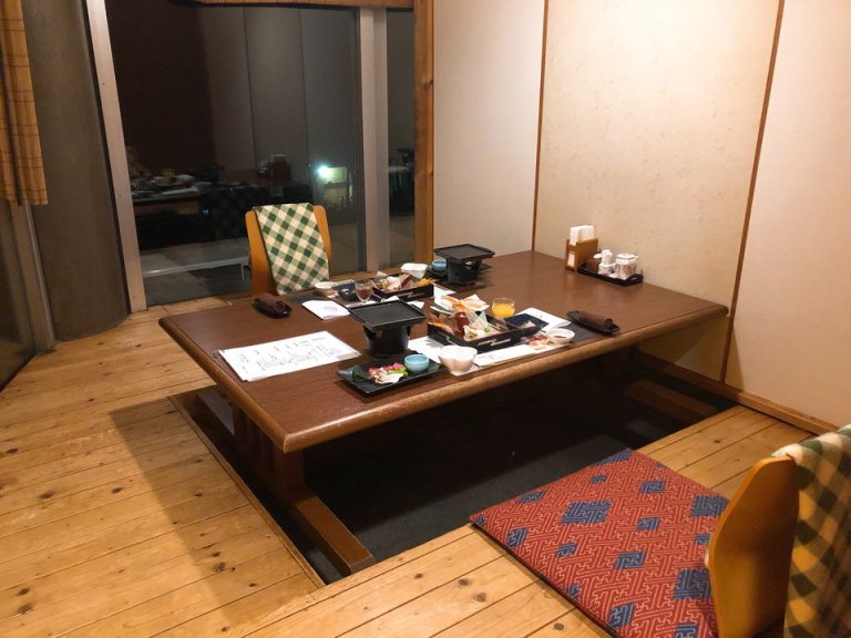 夕食は個室でいただきます