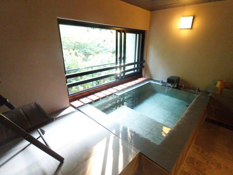 【バスタブ】座る部分があってゆっくり湯につかることができる