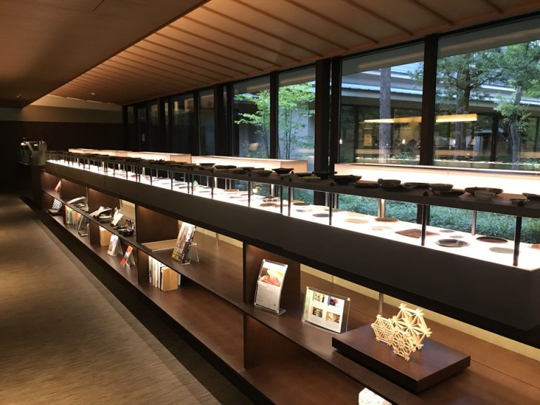 ロビーには陶器の展示