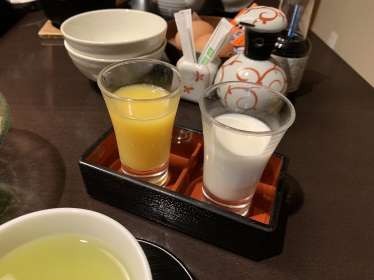 【朝食】阿蘇の牛乳とオレンジジュース