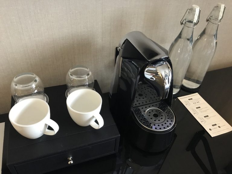 グラス カップ グラス2つ、コーヒーカップ2つ、カプセルコーヒーマシーン、そして補填タイプのお水2本です。