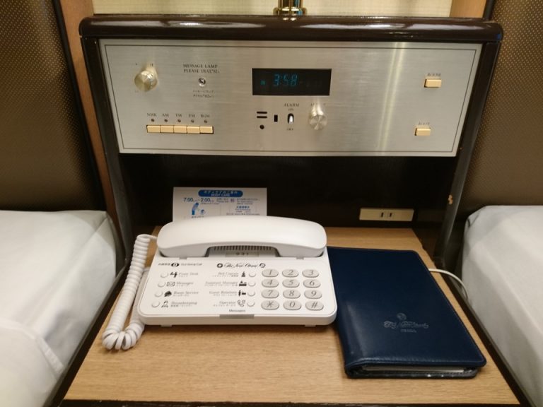 ベッドサイドデスク