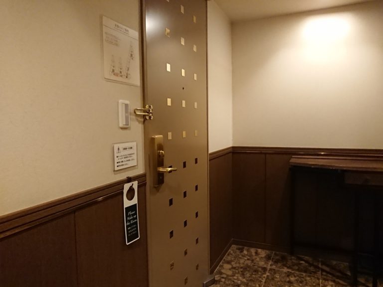客室入口内観ドア_近くにカードキーなどを置ける棚があり便利でした