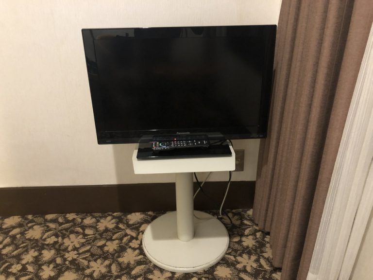 椅子とテーブル側のテレビ1