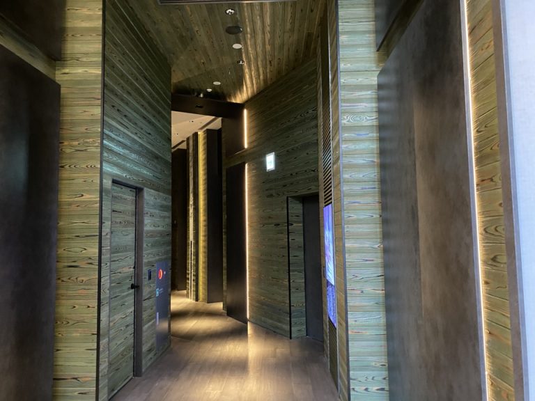 1F受付カウンターから見たエレベーターホール