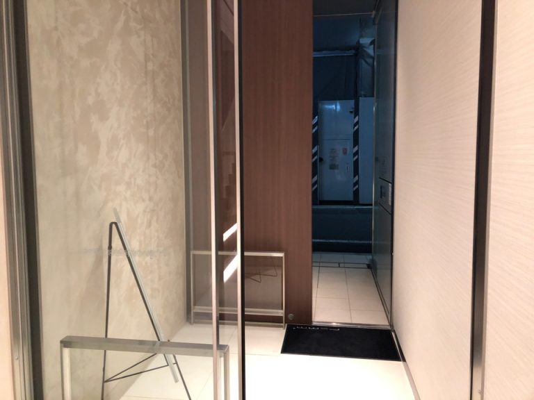 エントランス内側から