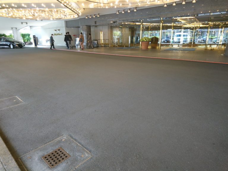 1階エントランス車寄せ