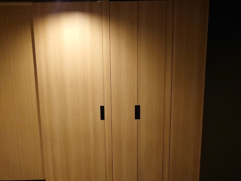 クローゼット外観(閉じた状態)あまりクローゼット感のないシンプルな造りです