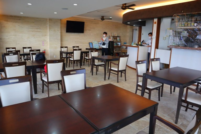 フロント・ロビー・朝夕食会場(窓側方向)(1)