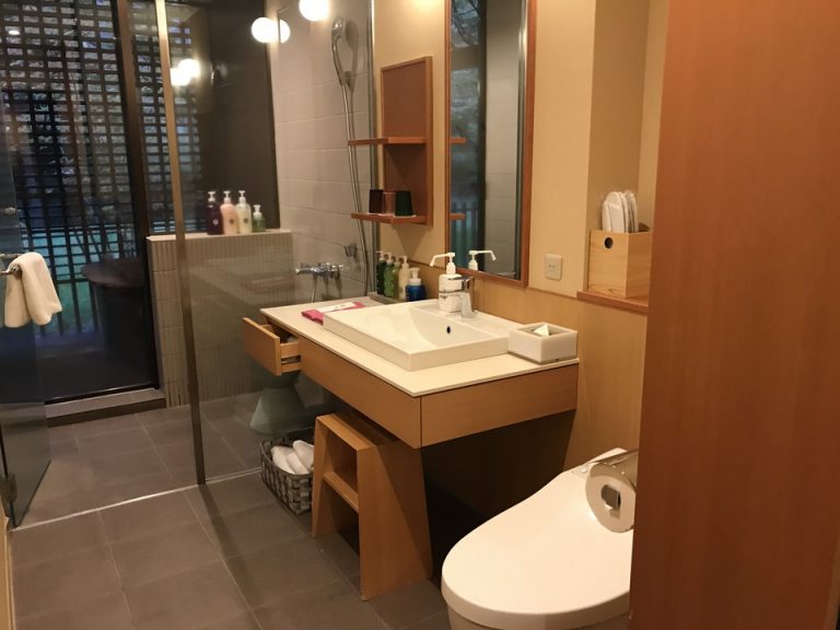 トイレとシャワー室全体