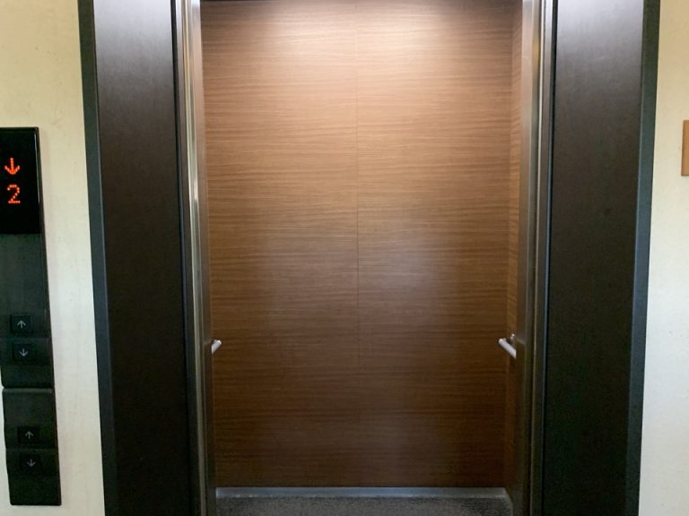 【エレベーター内観】大人2人で入っても狭い2