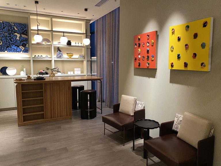 ロビー奥のショップ