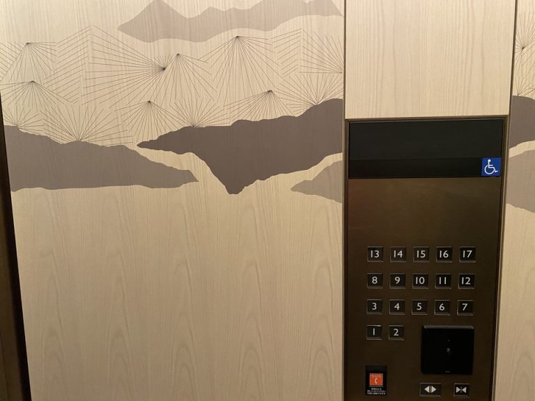 エレベーター内の壁