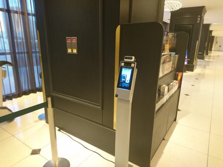 エントランス横の検温器