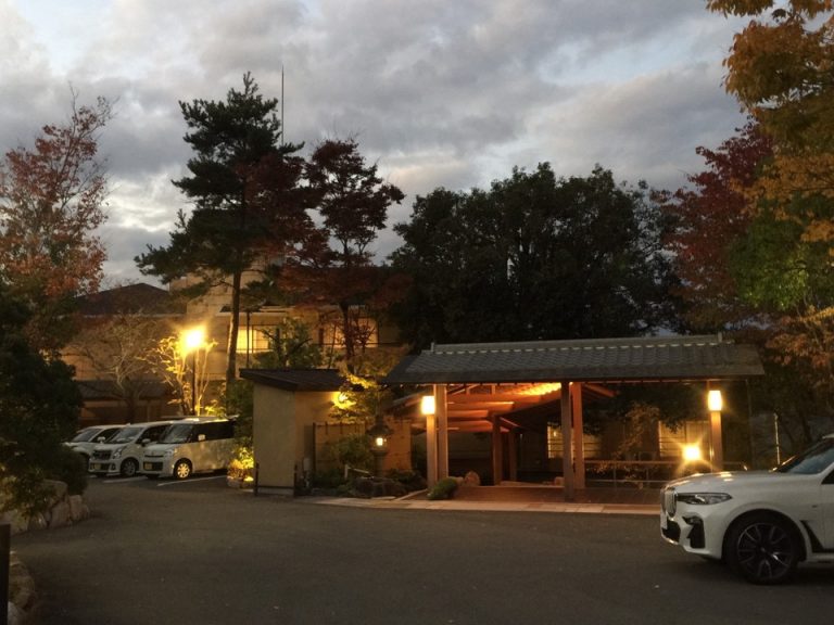 夜は落ち着いた照明です