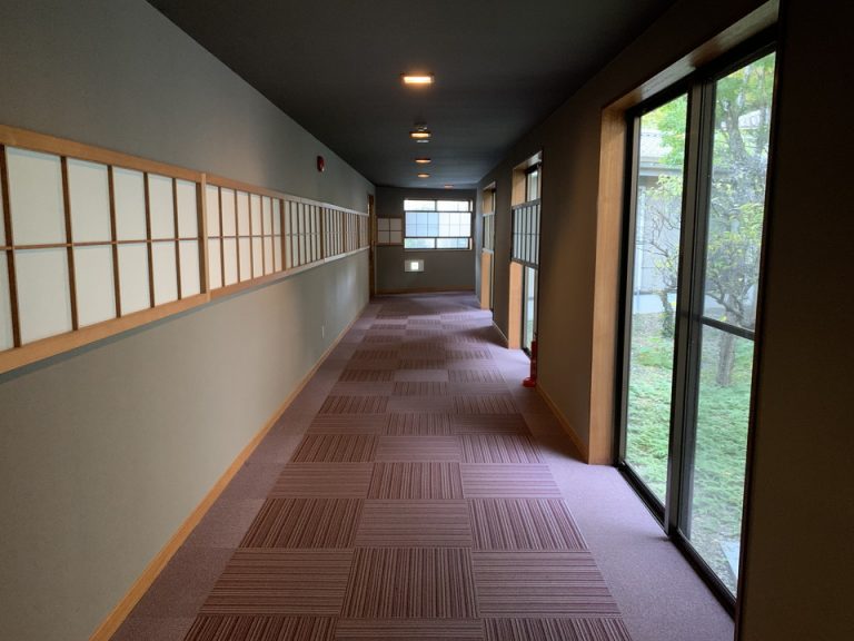 【客室階廊下全体】中庭が見える